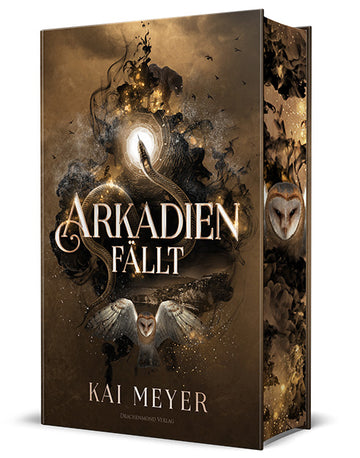 Das Cover zeigt mittig den Titel in Weiß, dahinter sind verschiedene Elemente umgeben von schwarzen Rauchschwaden angedeutet: eine felsige Küste, eine Schlange, eine Eule, Leuchtemelente. Das Cover ist dunkel gehalten, die Grundfarbe ist Braungold. Den Farbschnitt ziert eine Eule.